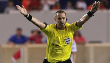 Trọng tài đánh giá tình huống trước khi đưa ra ký hiệu lợi thế